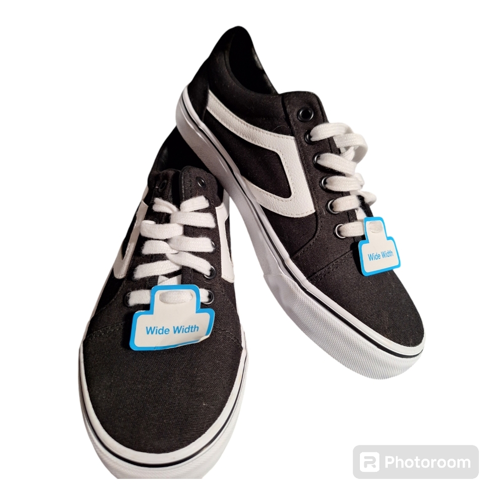 Time & Tru Retro Black & White Wide Width Canvas NWT- Size 7W